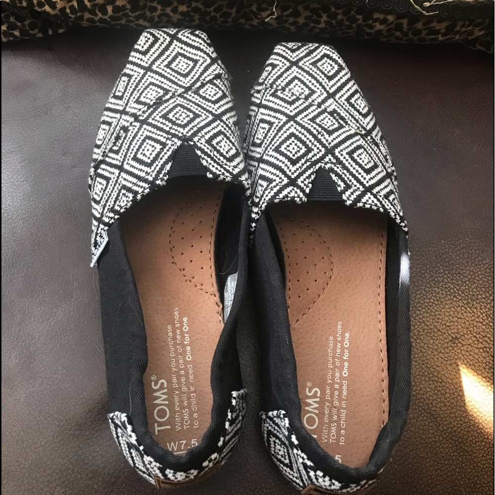 Toms 7.5 black and white geometric